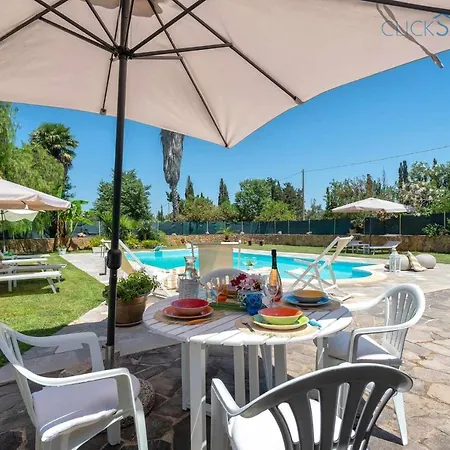 Βίλα Sporting With Tennis Court, Swimming Pool, Football Field Near The Beaches *
