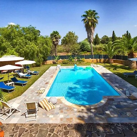 Sporting With Tennis Court, Swimming Pool, Football Field Near The Beaches 빌라 *
