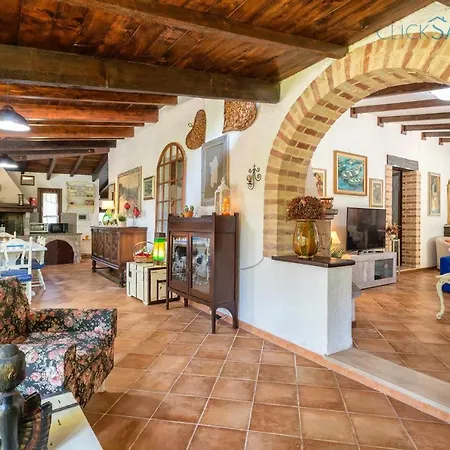 فيلة Sporting With Tennis Court, Swimming Pool, Football Field Near The Beaches *